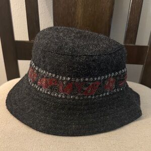 Alpaca 111 Women’s Wool Alpaca Floral Hat Made in Peru Gray